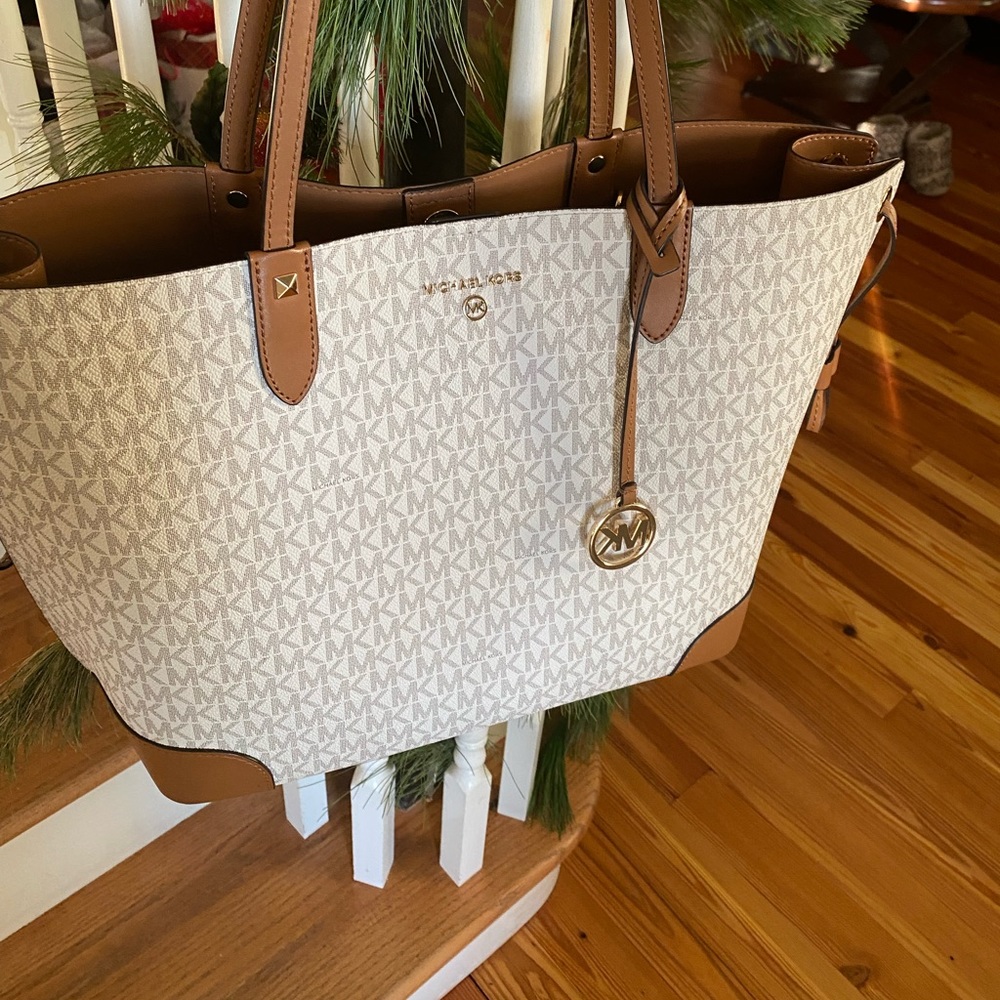Michael Kors bag good condition.